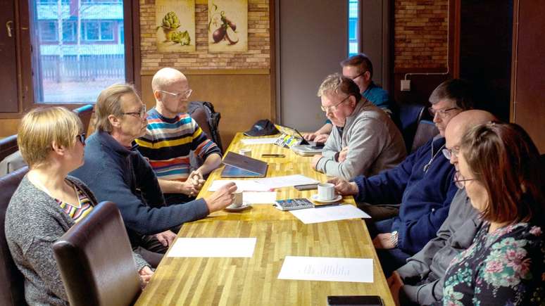 Membros da Associa&ccedil;&atilde;o Pessimista de Puolanka se encontram na cidade