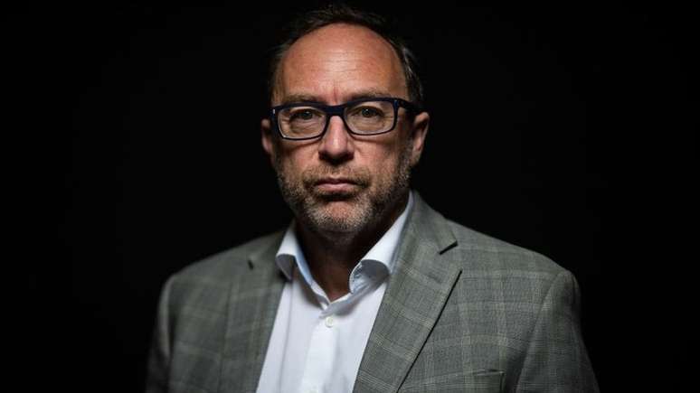 Jimmy Wales lan&ccedil;ou uma plataforma de not&iacute;cias de colabora&ccedil;&atilde;o aberta chamada Wikitribune em 2017, destinada a combater not&iacute;cias falsas e com 'hist&oacute;rias cidad&atilde;s'