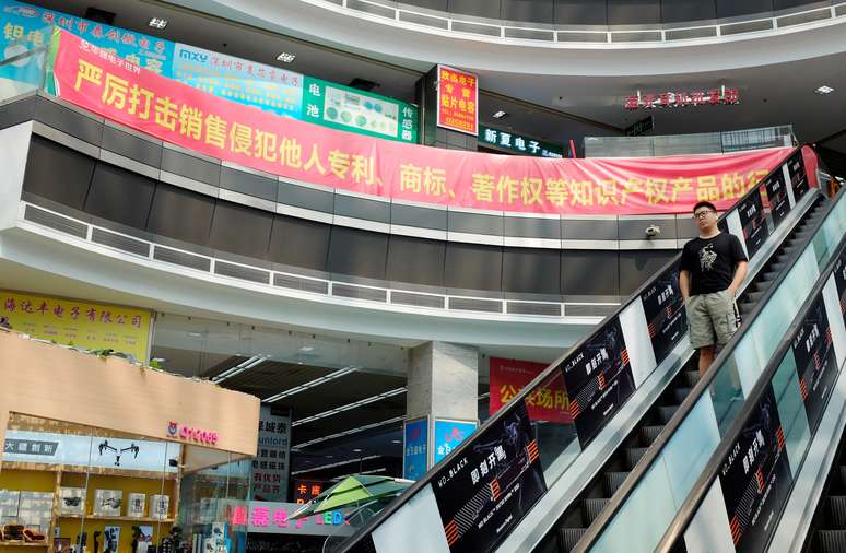 Uma faixa que promove a proteção dos direitos de propriedade intelectual é vista em um shopping na Huaqiangbei Commercial Street, um mercado para produtores chineses e compradores internacionais de atacado, em Shenzhen, província de Guangdong, China. 09/08/2019. REUTERS/Jason Lee