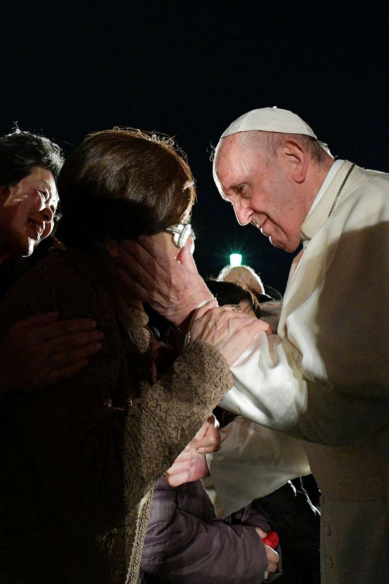 Papa Francisco cumprimenta um sobrevivente de bomba at&ocirc;mica no Parque Memorial da Paz, em Hiroshima, Jap&atilde;o. 24/11/2019. M&iacute;dia do Vaticano via REUTERS. ESTA IMAGEM FOI FORNECIDA POR TERCEIROS