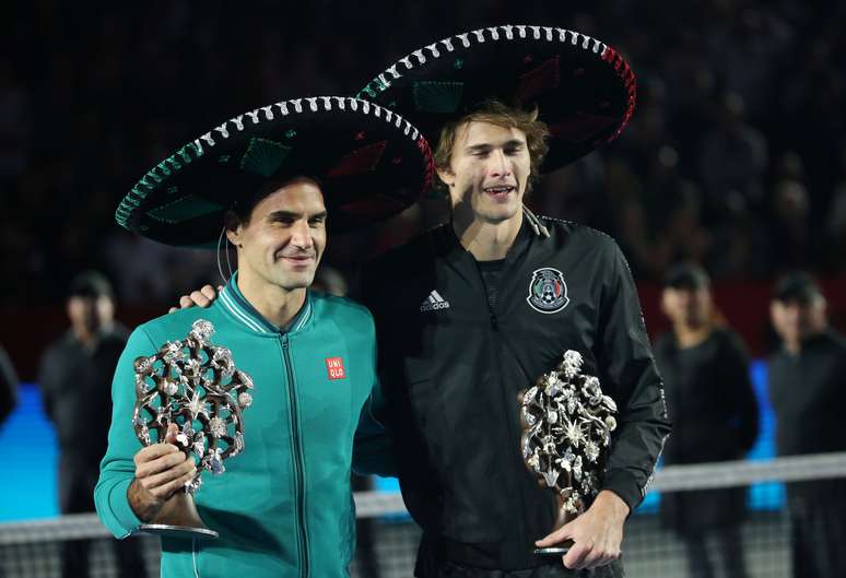 T&ecirc;nis - Roger Federer x Alexander Zverev - Plaza de Toros M&eacute;xico, Cidade do M&eacute;xico, M&eacute;xico. 23/11/2019. Roger Federer, da Su&iacute;&ccedil;a, e Alexander Zverev, da Alemanha, posam para foto ap&oacute;s jogo. REUTERS/Edgard Garrido
