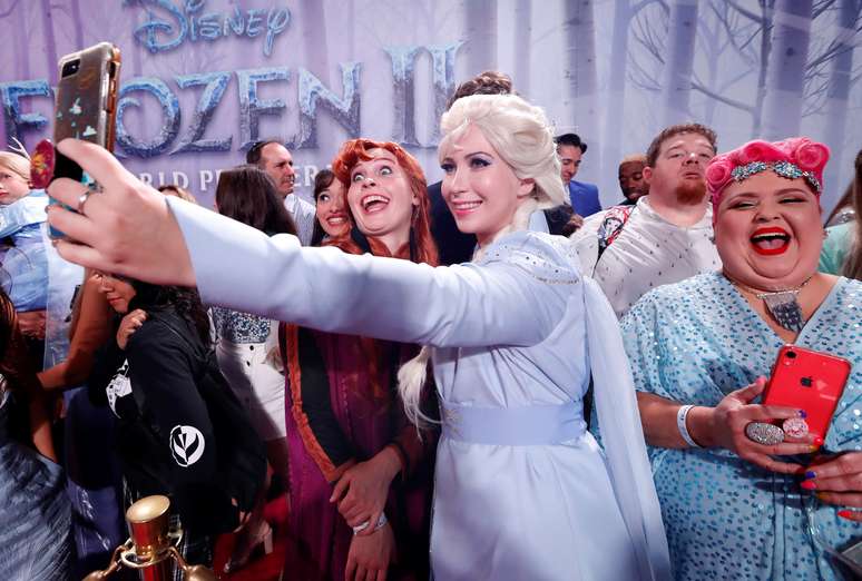 Fãs tiram selfies na estreia do filme "Frozen II" em Los Angeles, Califórnia, EUA. 07/11/2019. REUTERS/Mario Anzuoni