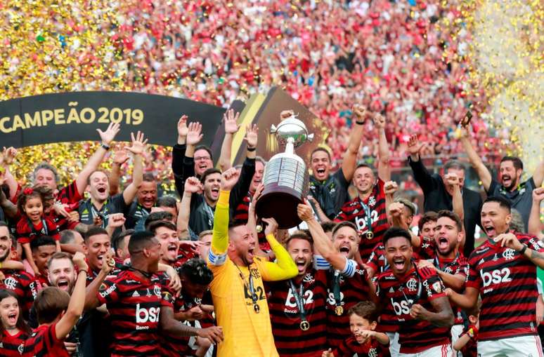 Jogadores levantam a Taça Libertadores da América