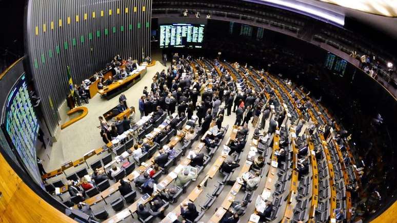 Na Câmara, a ideia é recuperar PEC apresentada em 2011 pelo ex-ministro do STF Cezar Peluso