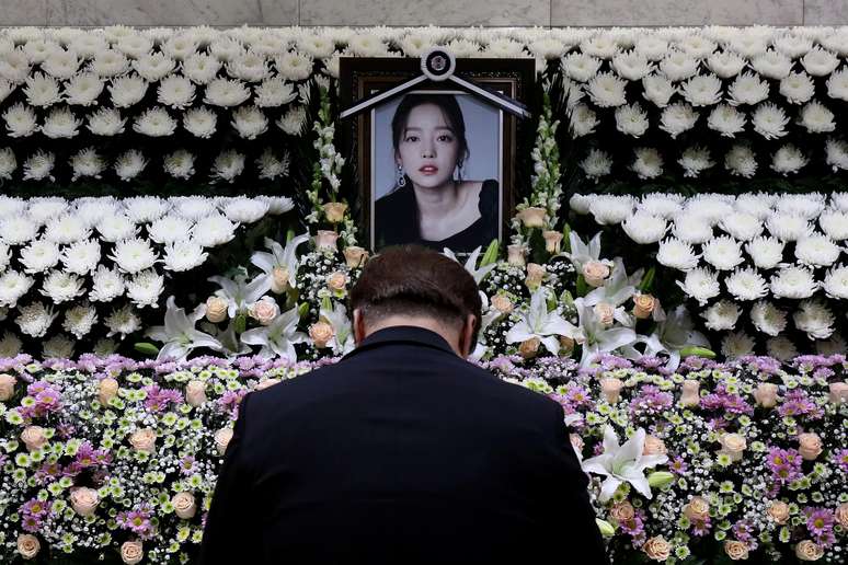 Homem presta homenagem a cantora de k-pop Goo Hara em Seul
25/11/2019
Chung Sung-Jun/Pool via REUTERS