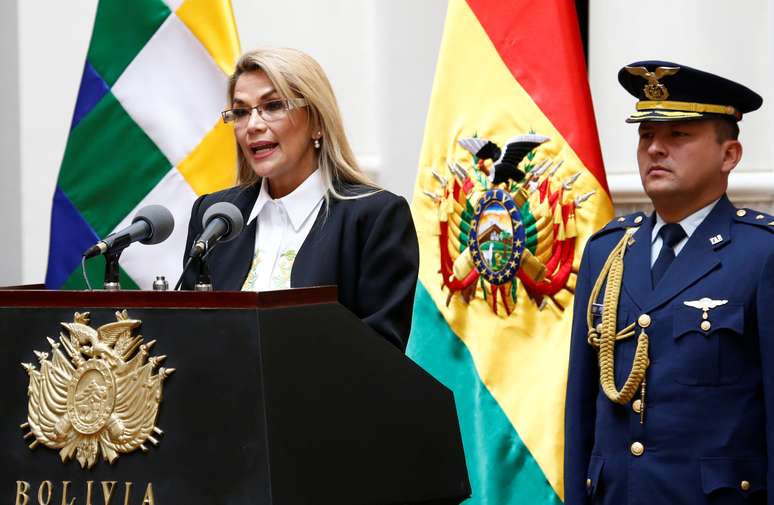 Presidente interina da Bolívia, Jeanine Añez, discursa após sancionar lei sobre eleição
24/11/2019
REUTERS/David Mercado