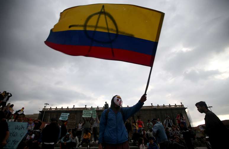 Manifestante com bandeira protesta na Plaza de Bolívar, em Bogotá
24/11/2019 REUTERS/Luisa Gonzalez 