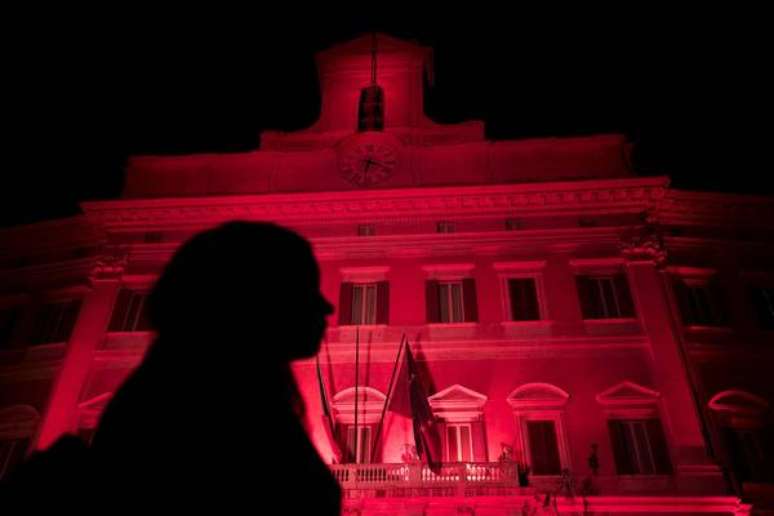 Câmara dos Deputados da Itália é iluminada de vermelho para lembrar Dia pela Eliminação da Violência contra a Mulher