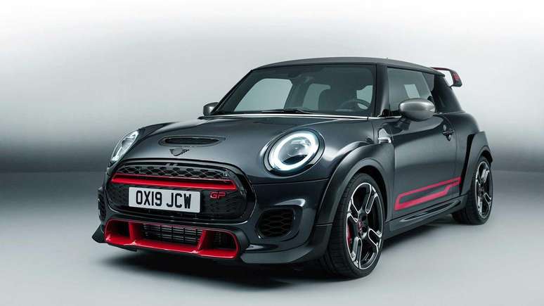 O visual do Mini John Cooper Works GP possui diversos adereços esportivos.