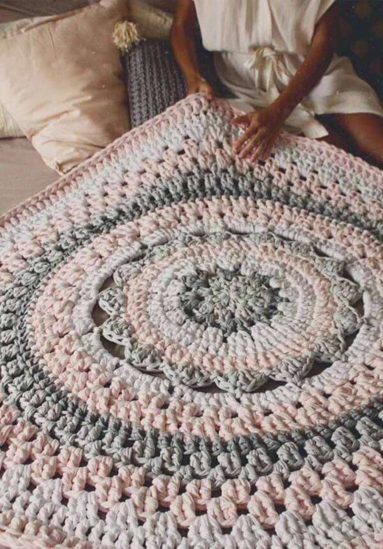 54. Aprenda o passo a passo para fazer um tapete de crochê para sua casa – Por: Pinterest