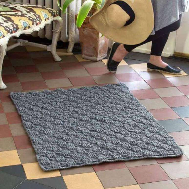 69. Aprenda como fazer tapete de crochê quadrado cinza – Por: Revista VD