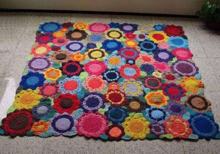 72. Tapete de crochê quadrado colorido com flor – Por: Pinterest