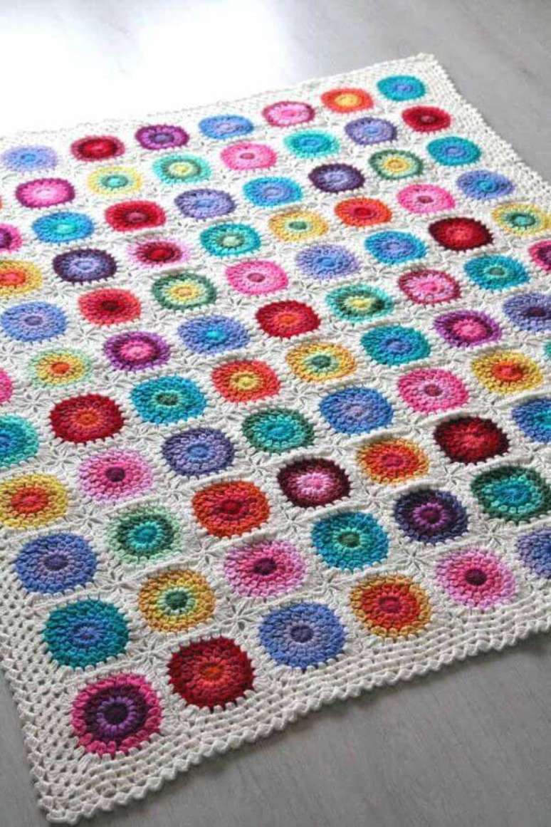 71. Flores coloridas juntas são usadas para compor um lindo tapete – Por: Pinterest