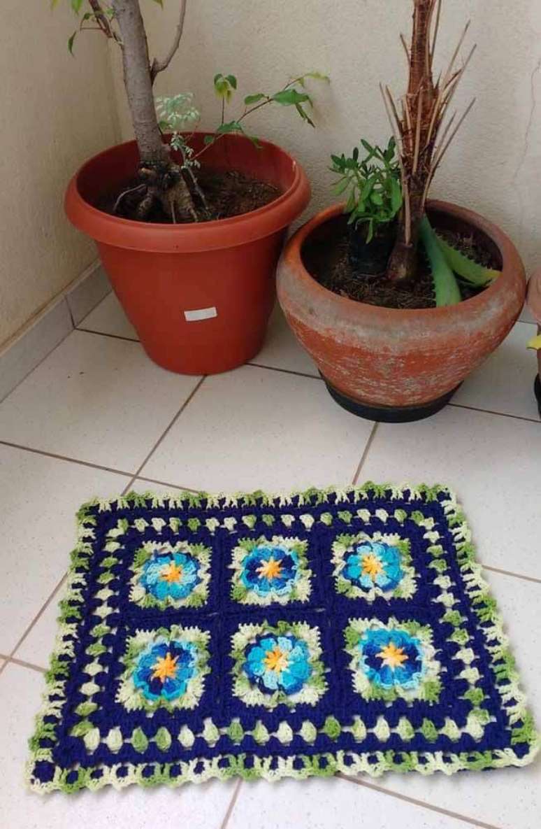 14. O tapete de crochê quadrado com flor é alegre e lindo para casa – Por: Pinterest