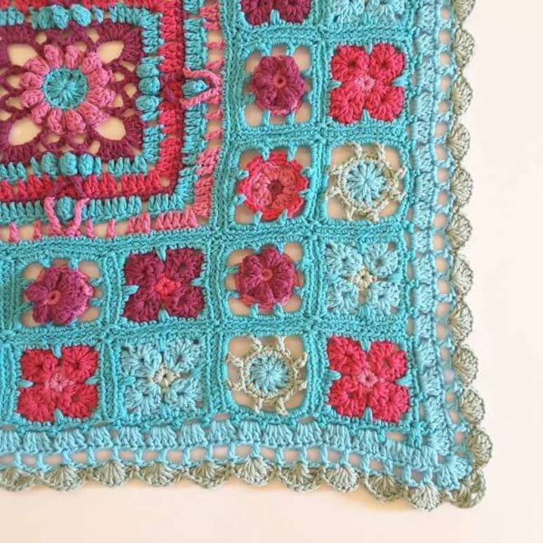 15. Tapete de crochê quadrado com flor azul e vermelha – Por: Crochê Lalo