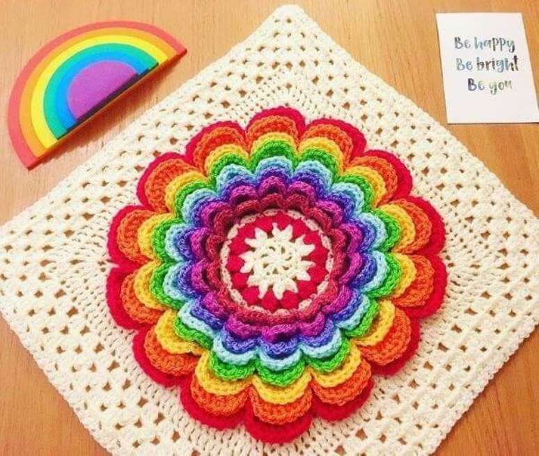 16. Tapete de crochê quadrado com flor colorida – Por: Hallie Bialas Zewski