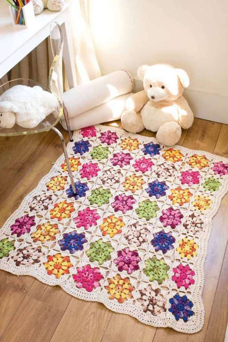 7. Tapete de crochê quadrado com flor colorida – Por: Pinterest