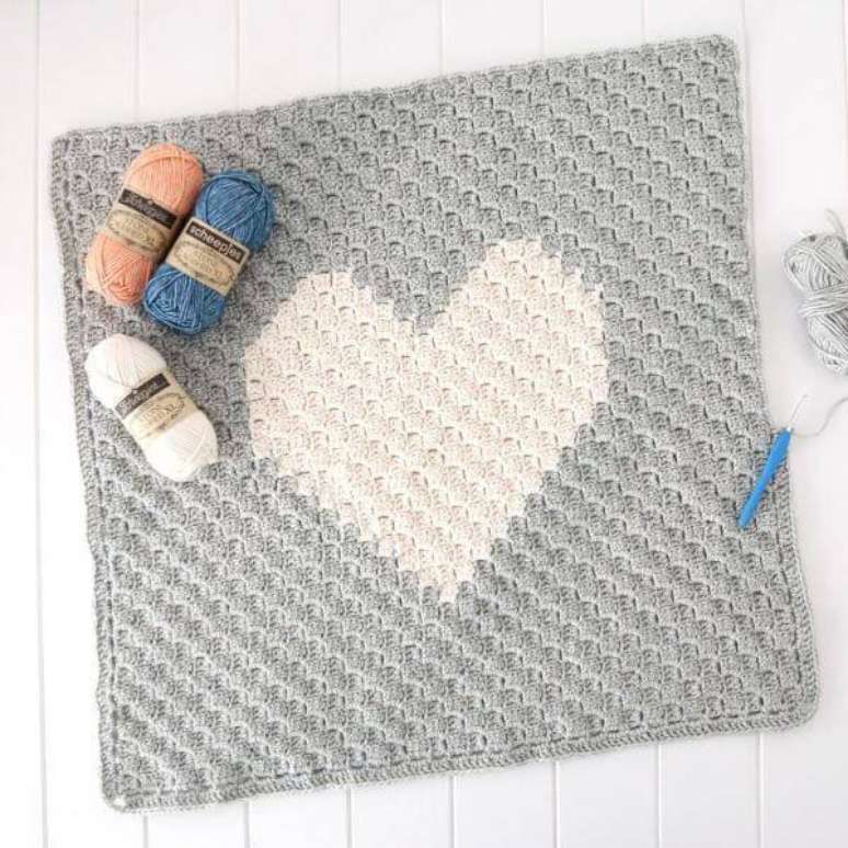 32. Tapete de crochê quadrado para cozinha com formato de coração – Por: Red Agape