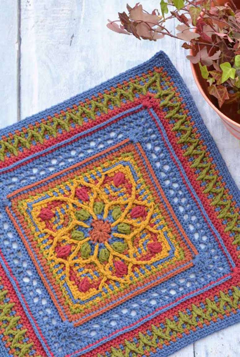 38. Use o tapete de crochê colorido para alegrar a sua sala – Por: Decor Facil