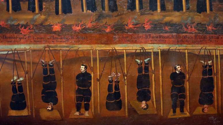 Crist&atilde;os eram pendurados de cabe&ccedil;a para baixo sobre covas com excrementos