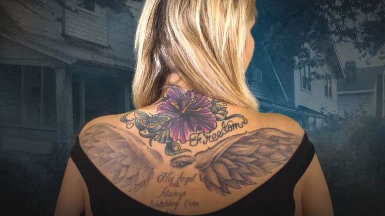 A nova tatuagem de Hollie diz 'liberdade'; há quatro anos ela escapou da escravidão sexual