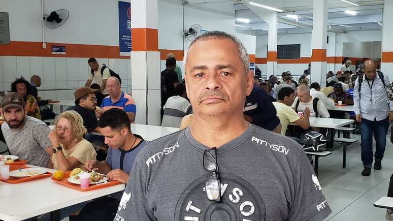 Lenine, 55, vem de São Caetano para almoçar no Bom Prato e cobra gentileza no atendimento: "A gente vem por necessidade"