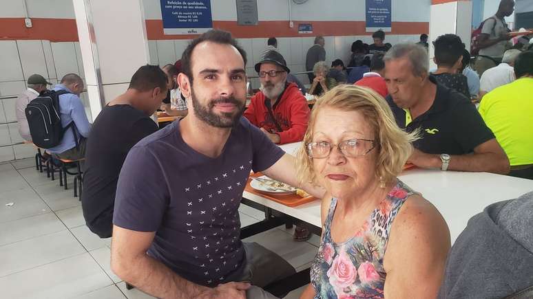 Bruno, desempregado há um ano, e Ivanilda, vendedora de Yakult: amizade na mesa do Bom Prato