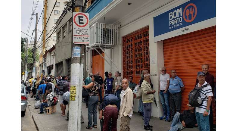 Na porta, fila se forma antes mesmo da abertura, às 10h30