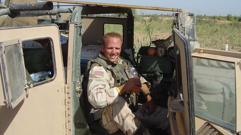 Dan Nevins no Iraque, em 2004, antes da explosão que levou à amputação de suas pernas