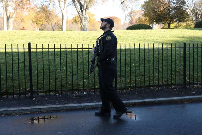 A gente do Serviço Secreto norte-americano observando o céu na Casa Branca durante período em que foi fechada.
26/11/2019
REUTERS/Jonathan Ernst