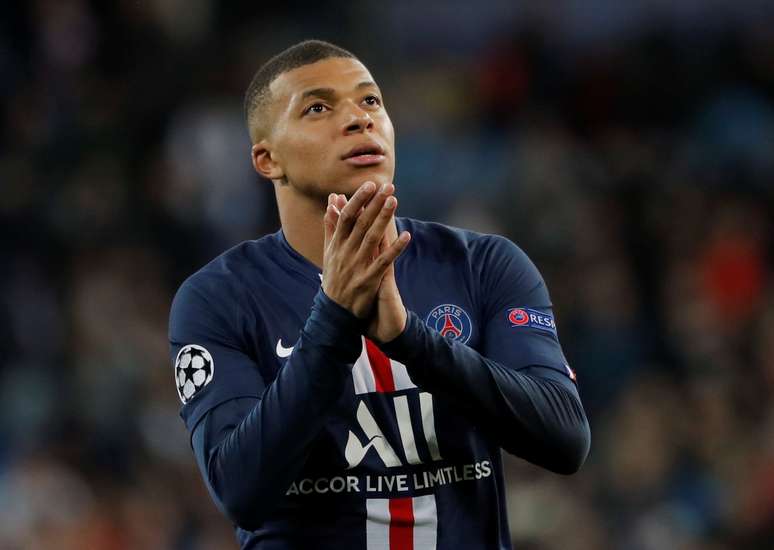Kylian Mbapp&eacute; aplaude torcedores ap&oacute;s partida do PSG contra o Real Madrid pela Liga dos Campe&otilde;es
26/11/2019 REUTERS/Susana Vera