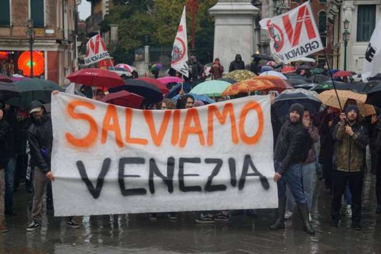 Venezianos protestam para exigir ações do governo contra inundações, em 24 de novembro