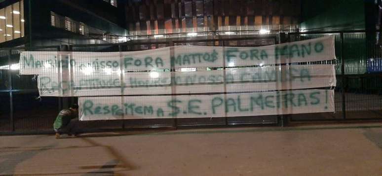 Faixas em protesto ao momento do Palmeiras foram colocadas no Allianz Parque (Foto: Reprodução)