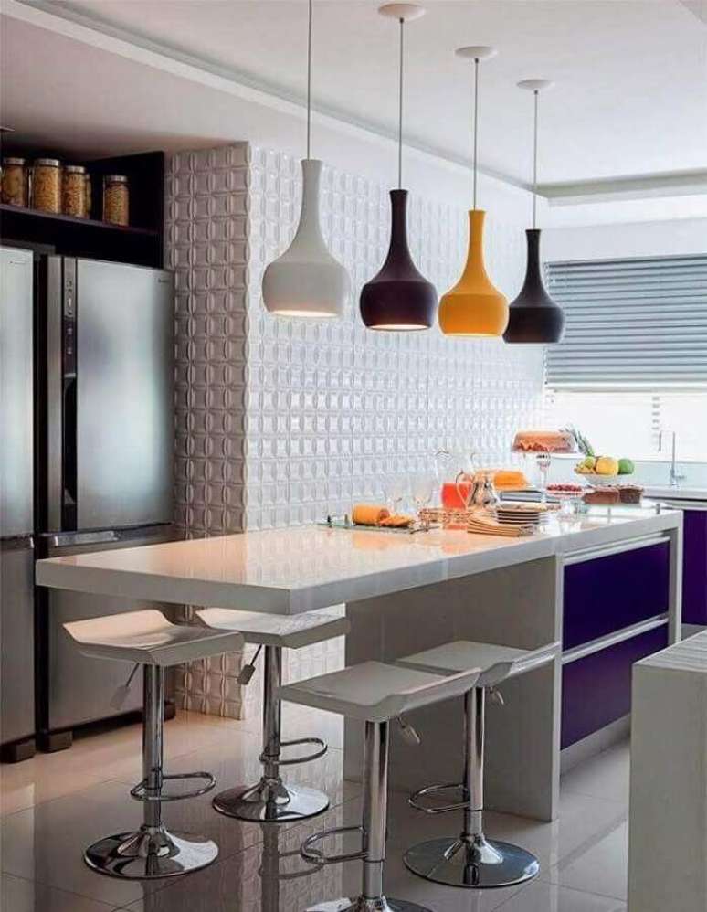 14. Decora&ccedil;&atilde;o com pendentes coloridos para cozinha com ilha central &ndash; Foto: Webcomunica