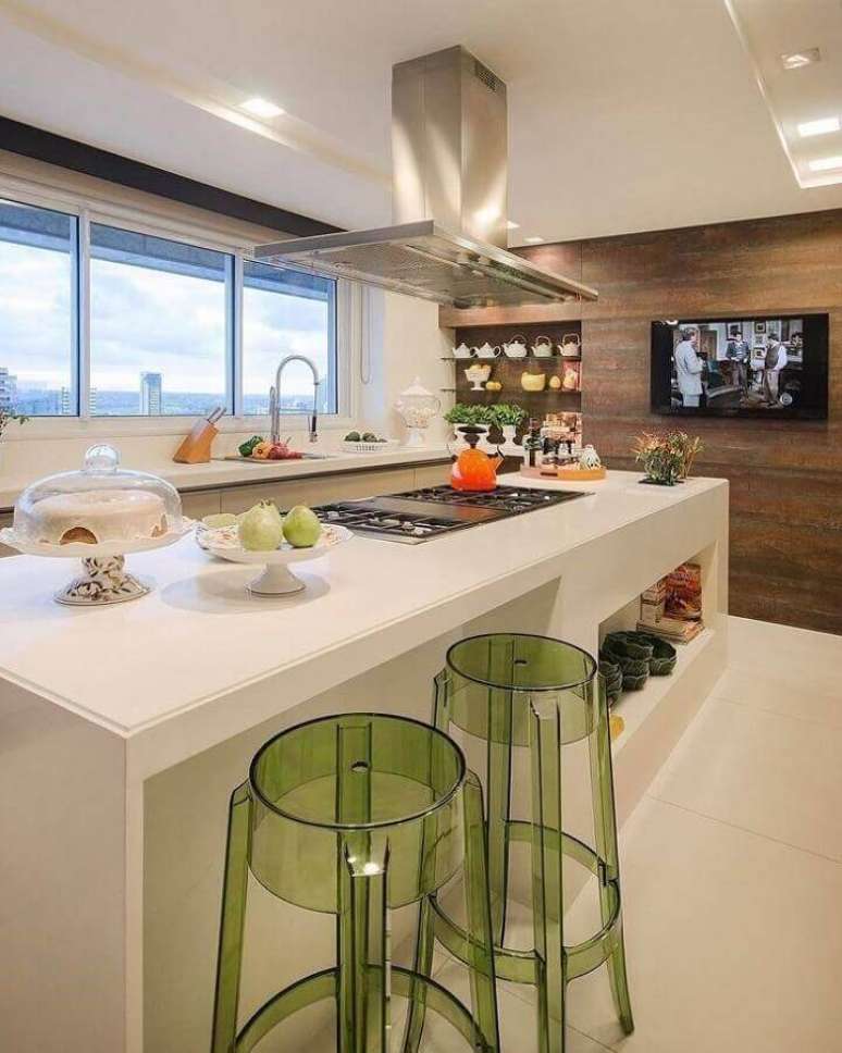 20. Decoração com banquetas de acrílico verde para cozinha com ilha e cooktop – Foto: Allgram