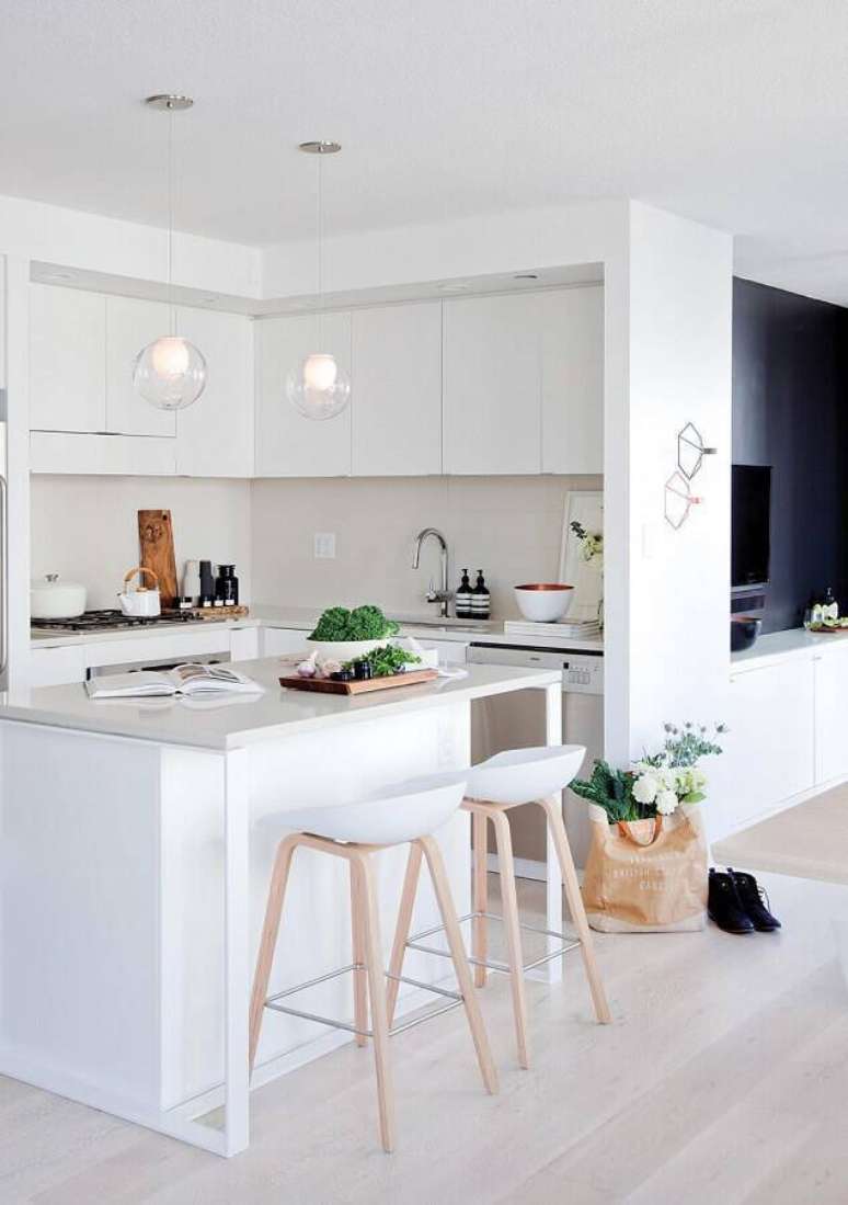30. Decora&ccedil;&atilde;o clean para cozinha pequena com ilha &ndash; Foto: YVR4sale