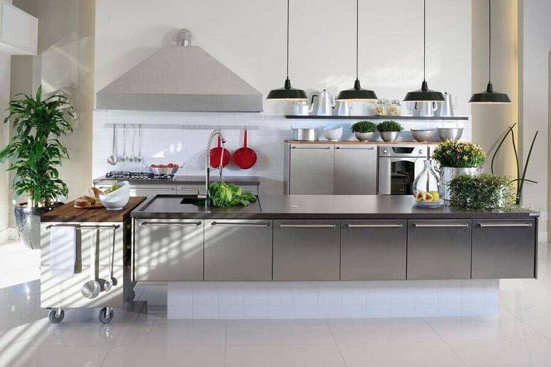 41. Os detalhes em inox são ótimos para cozinhas modernas com ilha – Foto: Webcomunica