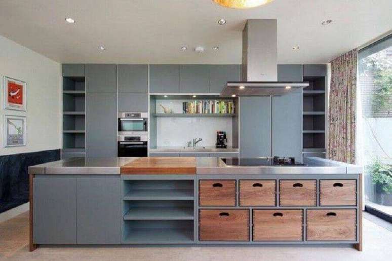 44. Decoração cinza para cozinhas modernas com ilha – Foto: Pinterest