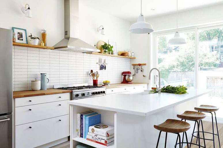 49. Decoração clean para cozinha com ilha e bancada de madeira – Foto: Pinterest