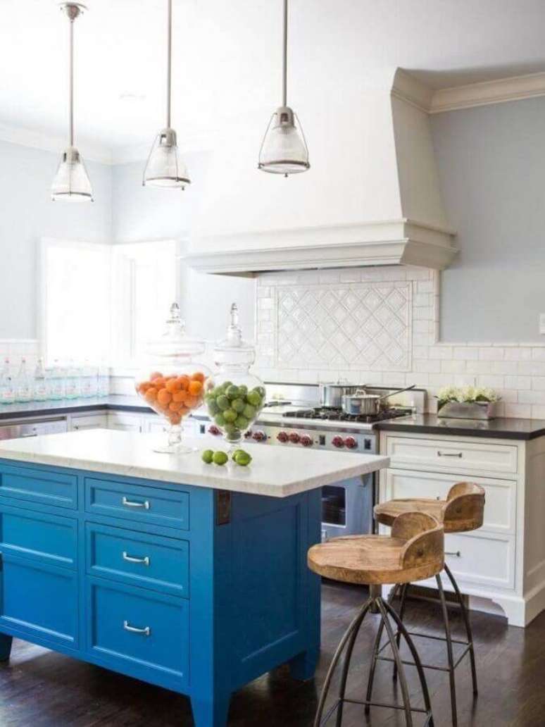 54. Decoração com estilo clássico para cozinha com ilha azul – Foto: Susan Manrão