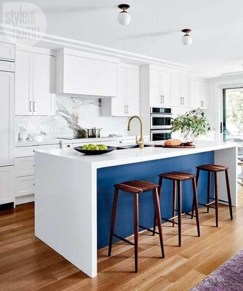 58. Decoração para cozinha planejada com ilha branca e azul – Foto: Style at Home