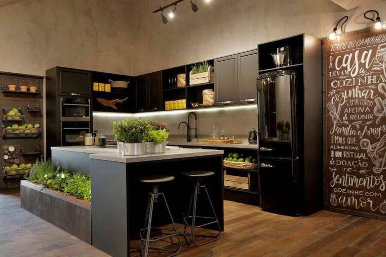 65. Decora&ccedil;&atilde;o com estilo industrial para cozinha ampla com ilha e horta &ndash; Foto: Casas Estilos