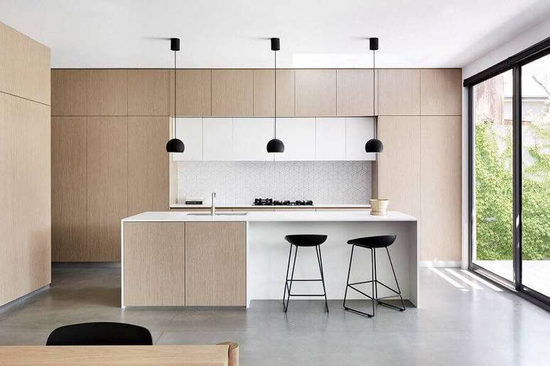 67. Decoração minimalista para cozinhas modernas com ilha toda em madeira com detalhes em preto – Foto: Behance