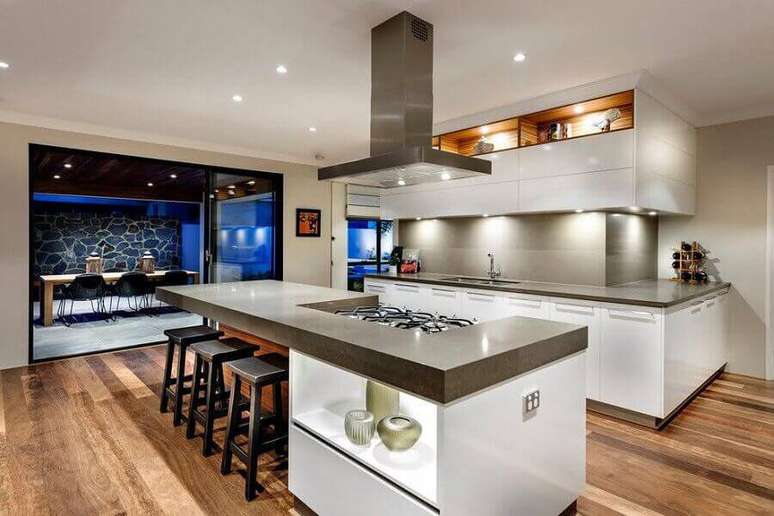 70. Cozinha com ilha central moderna com cooktop e coifa de teto – Foto: Decore News Arquitetura