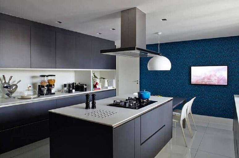84. Decoração moderna para cozinha com ilha e cooktop – Foto: Total Construção