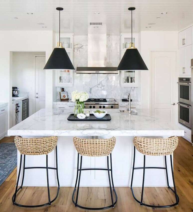 87. Decoração sofisticada para cozinha com ilha de mármore e pendentes preto – Foto: Kitchen Ideas