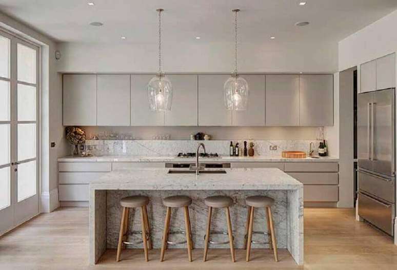 88. Decora&ccedil;&atilde;o sofisticada para cozinha com ilha de m&aacute;rmore e arm&aacute;rios planejados &ndash; Foto: Pinterest