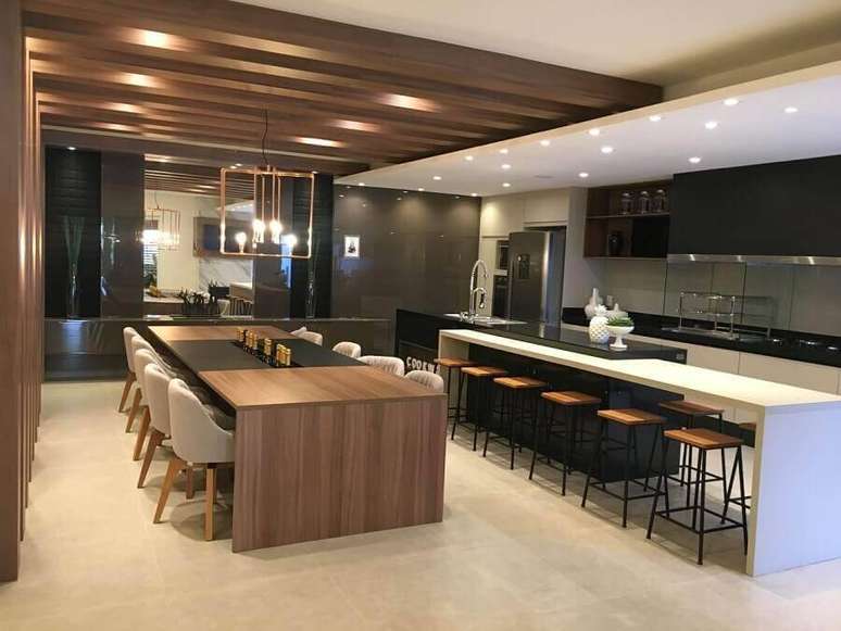 89. Sofisticada decora&ccedil;&atilde;o para cozinha grande com ilha &ndash; Foto: Jacqueline Fumagalli