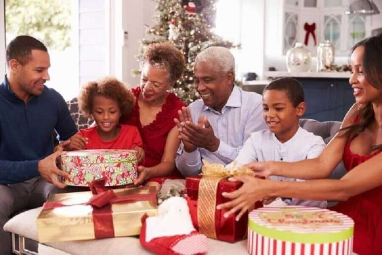 15. Não se esqueça da troca de presentes nas festas de final de ano – Foto: Shutterstock