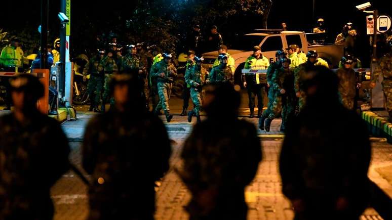 Governo do presidente Ivan Duque enviou Ex&eacute;rcito para as ruas; pol&iacute;cia est&aacute; sendo acusada de violar os direitos constitucionais dos manifestantes